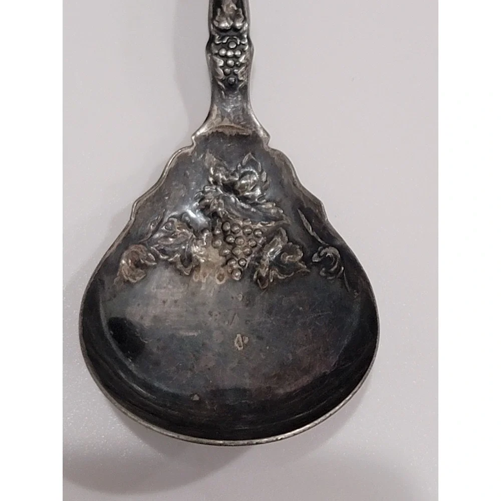 Le Vigne WM Rogers 1881 Flatware Grape Pattern 1908 Sugar Spoon Silver Plate.8oz